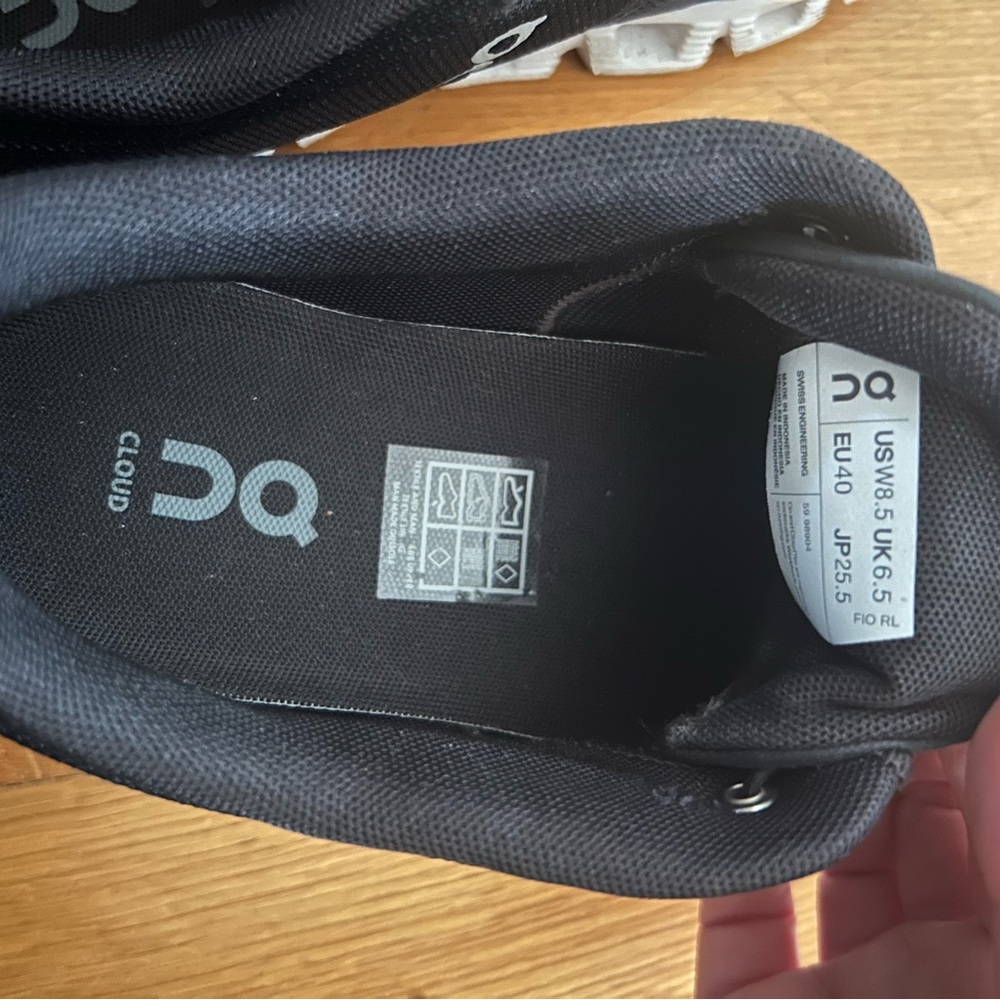 On Cloud 5 Women’s Sneakers in Black. Size 8.5. Excellent condition! - Picture 8 of 8